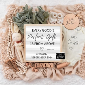 Puede incluir: Un tablero de letras blanco con el texto "EVERY GOOD & Perfect Gift IS FROM ABOVE" y "ARRIVING SEPTEMBER 2024". Un pequeño body blanco con el texto "BABY Smith" y un corazón. Un letrero de madera con el texto "Hello Baby!" y un pequeño conejito de peluche.