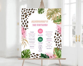 Puede incluir: Un cartel de hitos de cumpleaños rosa y verde con un tema de jungla. El cartel presenta un patrón de estampado de leopardo, hojas tropicales y purpurina dorada. El cartel incluye información sobre la edad, el peso, la altura y otros hitos del niño. El texto en el cartel dice "Madison's 2nd Birthday".