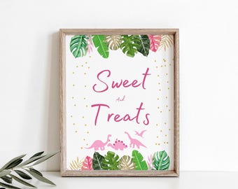 Puede incluir: Un cartel imprimible con un tema tropical rosa y verde. El cartel dice "Sweet and Treats" con siluetas de dinosaurios rosas y purpurina dorada.