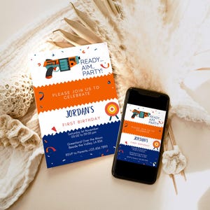 Könnte beinhalten: Eine blaue und orangefarbene Geburtstagseinladung mit einer Cartoon-Laserpistole und einem Ziel. Die Einladung lautet "Bereit... Zielen... Party!" und "Jordans erster Geburtstag". Datum und Uhrzeit der Party sind aufgeführt, sowie der Ort und die RSVP-Informationen.