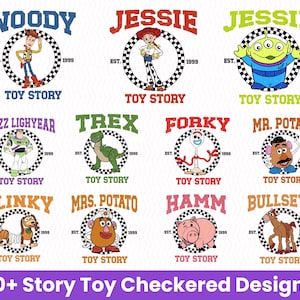 Puede incluir: Una colecci&oacute;n de dise&ntilde;os de personajes de Toy Story, cada uno dentro de un c&iacute;rculo a cuadros. Los personajes incluyen a Woody, Jessie y Buzz Lightyear, con el texto "Toy Story" debajo de cada imagen. Tambi&eacute;n se incluye el texto "1999" y "EST.".
