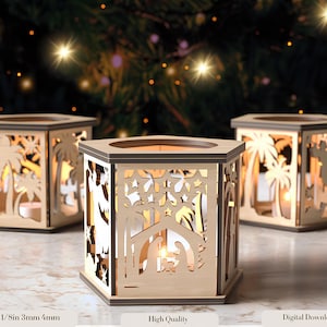 Puede incluir: Tres portavelas de madera con intrincados diseños cortados con láser. El portavelas del centro presenta una escena de la natividad, mientras que los otros dos tienen palmeras. Cada portavelas tiene una vela pequeña en su interior.