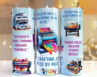 Peut inclure: Trois gobelets à sublimation colorés avec des designs et des citations différents. Les gobelets présentent des images d'imprimantes et d'éclaboussures de peinture. Les citations sont "Artisan's touch, turning dreams tangible." "Endless ideas, hands bring them alive." et "In crafting my heart finds home. Hands create, weaving stories untold."