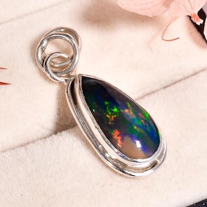Handgjort hänge i 925 sterlingsilver med grönt etiopiskt opal och päron