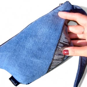 Bauchtasche aus upcyceltem Denim mit Kleidungslabel