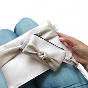 EcoElegance – Bolso rosa de piel sintética con nudo y minibolsito / Materiales reciclados, forro tropical