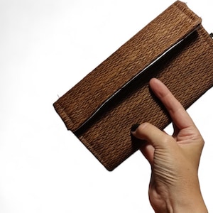 Cartera de madera: cartera minimalista hecha a mano con cuero sintético reciclado.
