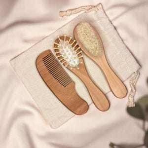 モンテッソーリ ナチュラルベビーヘアブラシセット – 柔らかいヤギ毛と竹製ハンドル | 新生児用ブラシ | ベビーシャワーギフト | 乳児の頭皮ケア