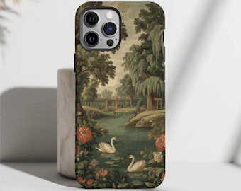 Puede incluir: Funda de teléfono con un diseño de tapiz vintage que representa un paisaje fluvial con árboles y dos cisnes. La funda presenta un paisaje en tonos verdes, marrones y naranjas. La funda del teléfono está diseñada para un smartphone.