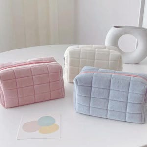 Borsa porta cosmetici in pelliccia blu/beige/rosa