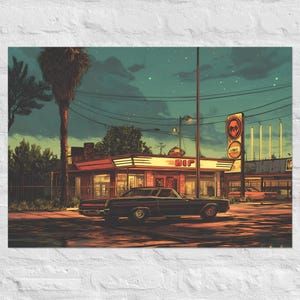 Puede incluir: Una impresión de una gasolinera retro al anochecer. La obra de arte presenta un coche clásico estacionado frente a la estación, con la palabra "DIF" visible en el edificio. El cielo es azul oscuro con estrellas.