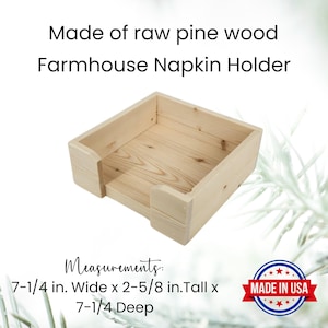 Puede incluir: Un porta servilletas de estilo farmhouse hecho de madera de pino sin tratar. Mide 18,4 cm de ancho, 6,7 cm de alto y 18,4 cm de profundidad. El porta servilletas está hecho en los Estados Unidos.