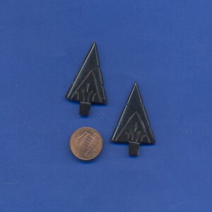 2 Bone Arrowhead Beads, dark, Lot 384