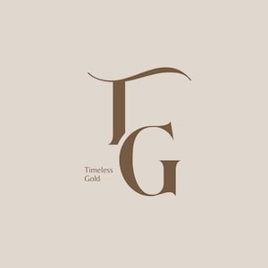 Puede incluir: Un logotipo con las letras "TG" en fuente serif, con "Timeless Gold" debajo. Las letras y el texto son de color marrón oscuro sobre un fondo beige claro.