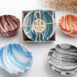 Ciotole colorate in ceramica per bomboniere nuziali, regali personalizzati per gli ospiti, bomboniere rustiche in stile boho, ricordo personalizzato con nome e data, regali per la festa nuziale