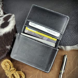 Carteira masculina de couro legítimo com bloqueio RFID, fina e minimalista, bolso frontal - fina e estilosa com janela para identificação em caixa de presente (Crazy Horse, café)