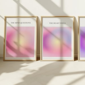 Op de afbeelding: Drie ingelijste prints met wazige pastelkleurige achtergronden en tekst. De bovenkant van elk frame luidt "The Mind Questions", "The Heart Feels" en "The Soul Knows".