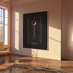 Op de afbeelding: Een zwart-witte illustratie van de tarotkaart De Maan met roze accenten. De kaart toont een halve maan, sterren en een pad dat naar de maan leidt.