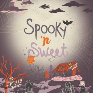 Pu&ograve; includere: Illustrazione a tema Halloween con le parole "Spooky 'n Sweet". L'immagine presenta pipistrelli, un secchio a forma di zucca, un fantasma, una casa infestata e una ragnatela, il tutto in una palette di colori tenui.