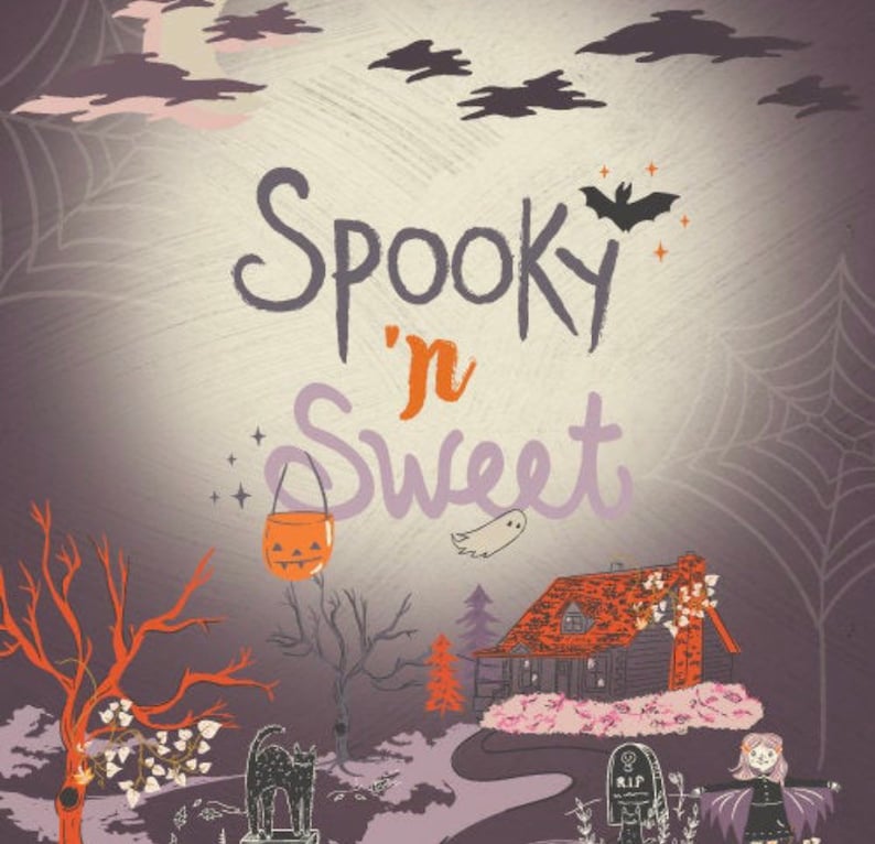 Pu&ograve; includere: Illustrazione a tema Halloween con le parole "Spooky 'n Sweet". L'immagine presenta pipistrelli, un secchio a forma di zucca, un fantasma, una casa infestata e una ragnatela, il tutto in una palette di colori tenui.