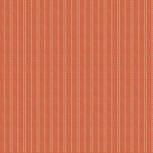 Op de afbeelding: Een close-up van een textiel met verticale strepen. De stof is warm oranje van kleur met dunne, gebroken witte strepen die van boven naar beneden lopen. Het patroon is gelijkmatig verdeeld en creëert een eenvoudig, maar visueel interessant ontwerp.