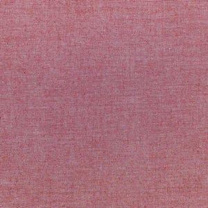 Op de afbeelding: Een close-up van een textiele, rode stof. Het materiaal heeft een geweven uiterlijk met een licht ongelijkmatig oppervlak, waardoor een subtiele visuele textuur ontstaat. De kleur is een effen, medium rood, met een lichte variatie in toon.