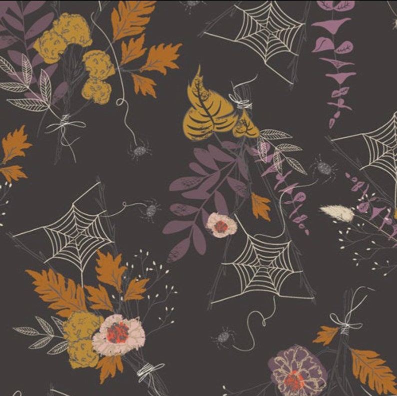 Pu&ograve; includere: Motivo floreale grigio scuro con bouquet di fiori, foglie e ragnatele. I fiori sono gialli, rosa e bianchi, con foglie arancioni e viola. Ragnatele bianche e piccoli ragni sono sparsi nel design.