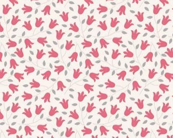 Op de afbeelding: Een herhalend patroon van roze tulpachtige bloemen met grijze bladeren en stelen op een crèmekleurige achtergrond. Het bloemmotief is gelijkmatig verdeeld, wat een delicaat en visueel aantrekkelijk patroon creëert.