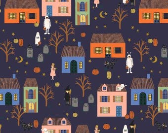Può includere: Un motivo ripetuto di case colorate, alberi, zucche, fantasmi e figure in costume su uno sfondo blu scuro. Le case sono di vari colori, tra cui arancione, rosa e blu. Il design a tema Halloween include stelle e lune crescenti.