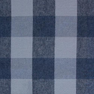 Pode incluir: Um close-up de um padrão xadrez azul e azul claro. O tecido tem uma aparência texturizada, com um design clássico de xadrez búfalo. Os quadrados alternados criam uma aparência visualmente atraente e estruturada, adequada para várias aplicações têxteis.