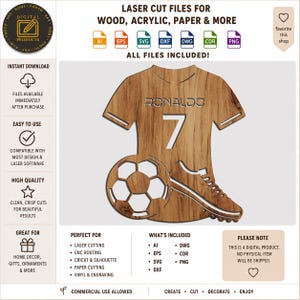 Può includere: Un file digitale per taglio laser raffigurante una maglia da calcio con il nome RONALDO e il numero 7, accompagnata da un pallone e una scarpa da calcio. Il design presenta una texture venata del legno ed è compatibile con i formati AI, EPS, SVG, DXF, DWG, CDR e PNG.