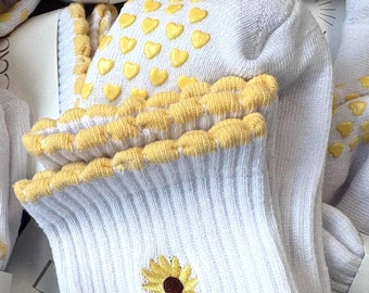 Gula solrosfärgade pilatesgreppsstrumpor: Broderade yogastrumpor