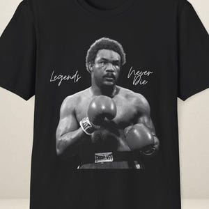 Maglietta tributo a George Foreman "Le leggende non muoiono mai", regalo per fan della boxe, abbigliamento per arti marziali, maglietta motivazionale, R.I.P. George Foreman