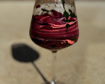 Copa de vino pintada a mano • Diseño con vertido acrílico, cristalería artística