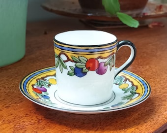 Hermosa y rara lata de café Demitasse de porcelana fina inglesa Adderleys y platillo con patrón de frutas de otoño, década de 1940, en excelentes condiciones