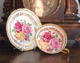Preciosa y rara taza de té y platillo de porcelana fina inglesa Paragon con borde ancho dorado, diseño de rosas de verano, de la década de 1950, en excelente estado.