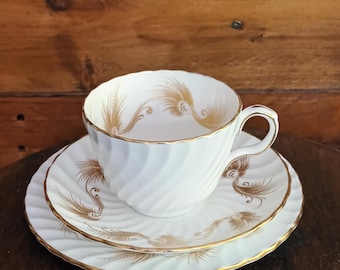 Hermoso juego de té Aynsley vintage de porcelana fina inglesa con trío, taza de té, platillo, plato de té, patrón de plumas de oro blanco, década de 1970, en excelente estado.