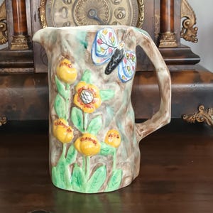 Schöne Vintage Radford Töpfereien Englisch Keramik Butterfly Ware Reliefmuster Krug Krug Sonnenblumen Schmetterling C1940s schönen Zustand