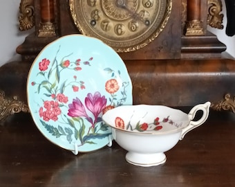 Preciosa y elegante taza y platillo de porcelana fina inglesa Wedgwood, pintados a mano con un patrón de azafrán turquesa y borde ancho, de la década de 1990, en excelente estado.