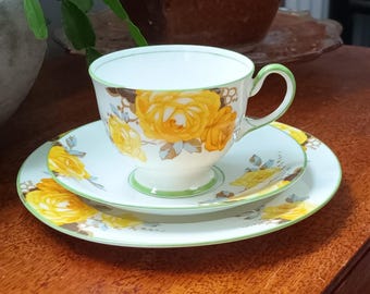 Beau trio de thé vintage rare Aynsley chou jaune rose, porcelaine anglaise. Tasse à thé soucoupe assiette à thé C1960 en bel état