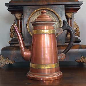 Fabulosa y preciosa cafetera chocolatera inglesa de cobre y latón, hecha a mano, de la época georgiana, con mango de madera, de la década de 1820, en excelente estado.