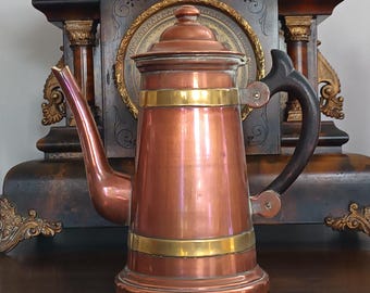 Fabulosa y preciosa cafetera chocolatera inglesa de cobre y latón, hecha a mano, de la época georgiana, con mango de madera, de la década de 1820, en excelente estado.