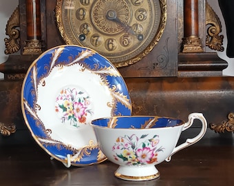 Preciosa y rara taza de té y platillo de porcelana fina inglesa Paragon vintage con borde ancho, diseño de flores de verano, de la década de 1950, en excelente estado.