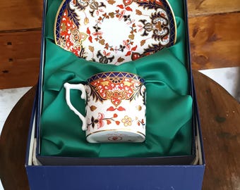 Hermoso y raro platillo para lata de café Imari, edición Royal Crown Derby Curators Collection "Derby Old Japan", en caja, década de 1980, en perfecto estado.