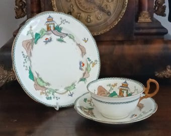 Precioso y raro juego de té de porcelana fina inglesa Aynsley con asa de anillo, estilo oriental japonés, con diseño de templo, pagoda, barco, montaña y árbol, década de 1930, en excelente estado.