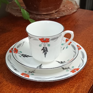 Beautiful rare Vintage Shelly red Poppy 11326 English fine china hand painted trio tea set Teacup saucer teaplate C1930 in lovely condition
