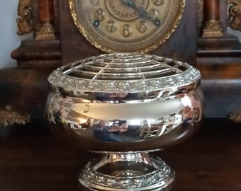 Prachtige vintage Engelse zilveren, brede rozenbloemschaal van Ianthe, rond en zeer decoratief, circa 1950, in uitstekende staat.