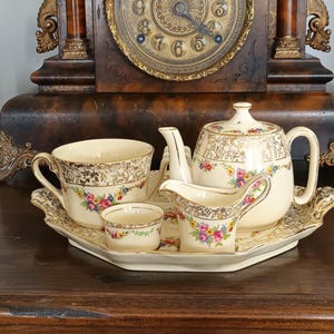 Vacker sällsynt Royal Winton Grimwades Countess gammal stuga chintz engelsk keramik frukostservis från 1930-talet i fint skick