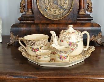 Precioso y raro juego de desayuno de cerámica inglesa Royal Winton Grimwades Countess Old Cottage Chintz de la década de 1930 en excelente estado.