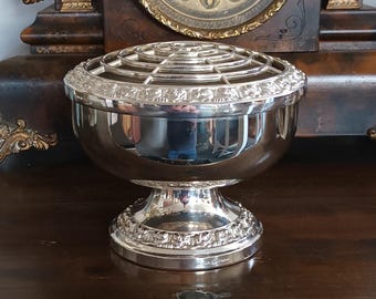 Prachtige vintage Engels verzilverde grote roze bloemenkom van Ianthe, ronde zeer decoratieve jaren 1950 in mooie staat